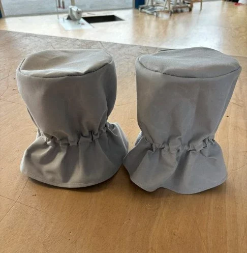 Deux housses grises de winch pour bateau