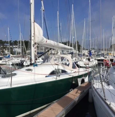 Bateau stationné dans un port, lazybag pour protection de grand voile